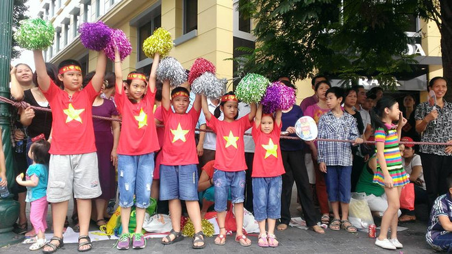 [Photo] Hà Nội: Hàng vạn người háo hức đợi đoàn diễu binh ảnh 2