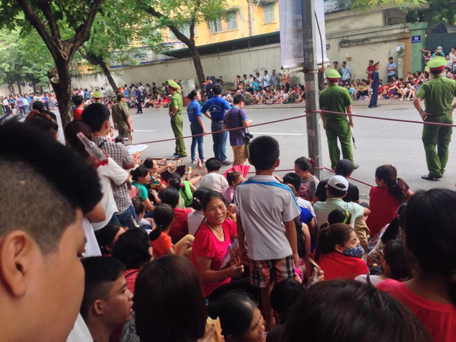 [Photo] Hà Nội: Hàng vạn người háo hức đợi đoàn diễu binh ảnh 3