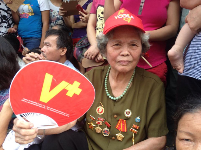 [Photo] Hà Nội: Hàng vạn người háo hức đợi đoàn diễu binh ảnh 1