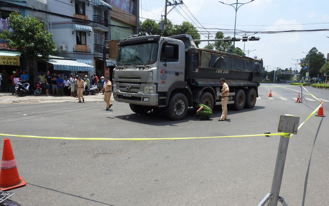 Va chạm với ôtô tải, hai mẹ con đi xe máy bị ôtô cuốn chết ảnh 1