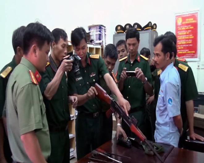 Quảng Nam: Phát hiện một xe khách chở đầy súng ống, lựu đạn ảnh 1