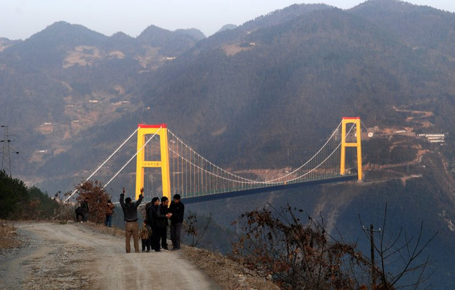 [Photo] Kinh ngạc với cây cầu treo cao nhất thế giới của Trung Quốc ảnh 4