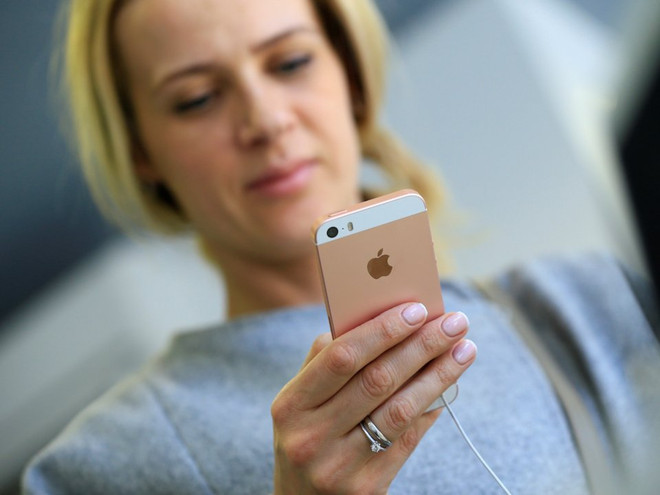 Doanh số iPhone XS kém, Apple âm thầm bán trở lại iPhone SE ảnh 1