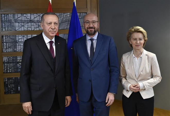 Trên mạng xã hội Twitter, Chủ tịch Ủy ban châu Âu Ursula von der Leyen (phải) cho biết: "Điều quan trọng chiến lược đối với cả EU và Thổ Nhĩ Kỳ là nỗ lực thúc đẩy mối quan hệ song phương, vì lợi ích của người dân chúng ta." (Ảnh: AFP/TTXVN) Hội đồng bầu cử Thổ Nhĩ Kỳ: Ông Erdogan tiếp tục lãnh đạo đất nước ảnh 2