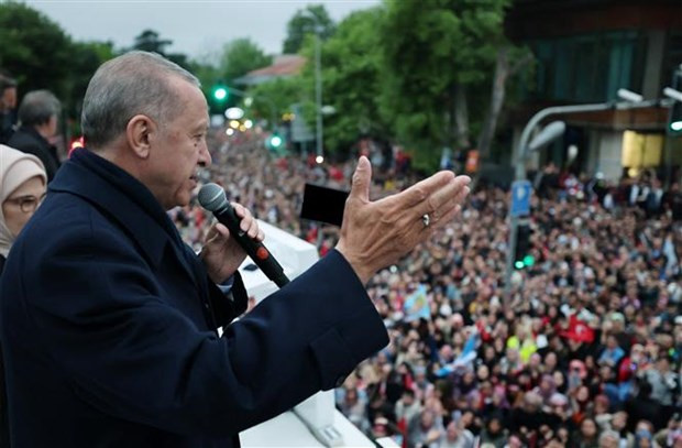 Tổng thống Thổ Nhĩ Kỳ Recep Tayyip Erdogan (phải) phát biểu trước những người ủng hộ tại Istanbul, ngày 28/5/2023. (Ảnh: AFP/TTXVN) Hội đồng bầu cử Thổ Nhĩ Kỳ: Ông Erdogan tiếp tục lãnh đạo đất nước ảnh 1