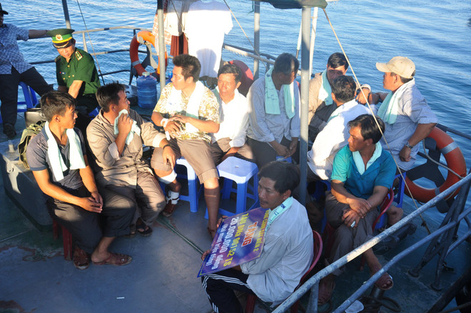 10 ngư dân trên tàu cá bị tàu Trung Quốc đâm chìm đã về tới Lý Sơn ảnh 1