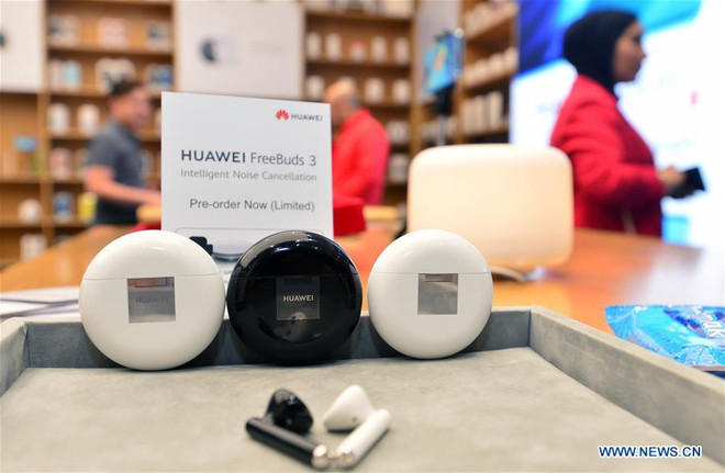 Tai nghe FreeBuds 3 trưng bày trong cửa hàng ở Farwaniya Governorate, Kuwait. (Nguồn: THX) Huawei trình làng tai nghe không dây FreeBuds 3 chủ động ngăn tiếng ồn ảnh 1