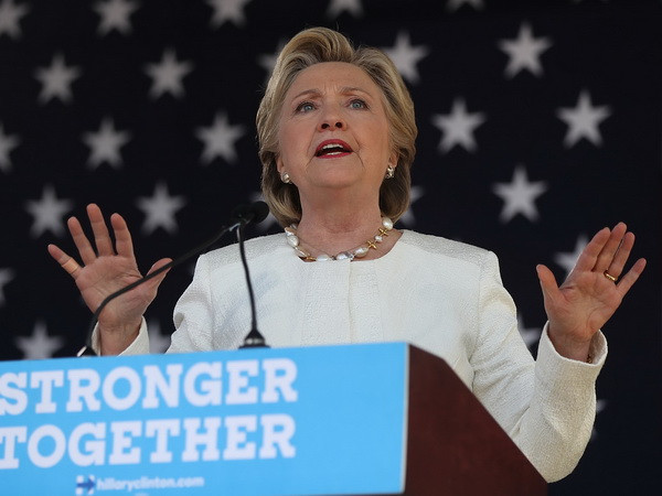 Sóng gió liên tục ập đến gia đình Clinton trước ngày bầu cử tổng thống ảnh 1