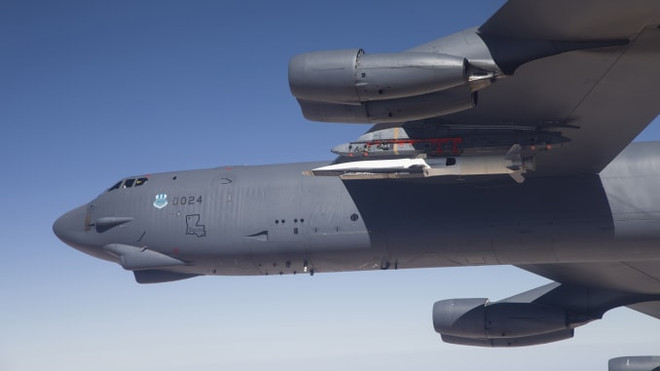 Một chiếc B-52 của Không quân Hoa Kỳ mang theo tên lửa siêu vượt âm Hypersonic X-51 để thử nghiệm phóng vào ngày 1/5/2013. (Nguồn: Reuters) Mỹ muốn trang bị tên lửa siêu vượt âm cho tàu ngầm ảnh 1