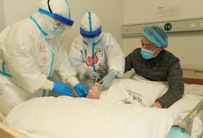 Điều trị cho bệnh nhân nhiễm COVID-19 tại bệnh viện ở Vũ Hán, Trung Quốc, ngày 18/2. (Nguồn: THX/TTXVN) Tình hình dịch COVID-19: 108 ca tử vong tại Hồ Bắc trong ngày 19/2 ảnh 1