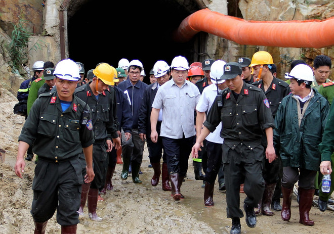 Phó Thủ tướng sốt ruột tiến độ cứu hộ vụ sập hầm thủy điện ảnh 1