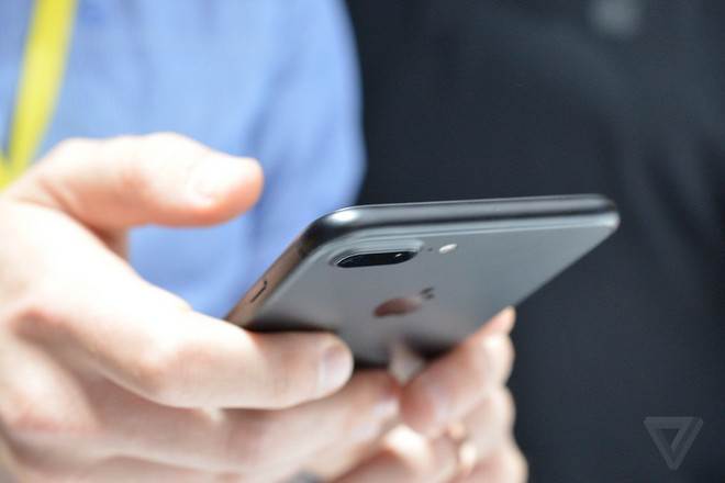 Nhiều người dùng than iPhone 7 và 6s bị lỗi khóa kích hoạt ảnh 1