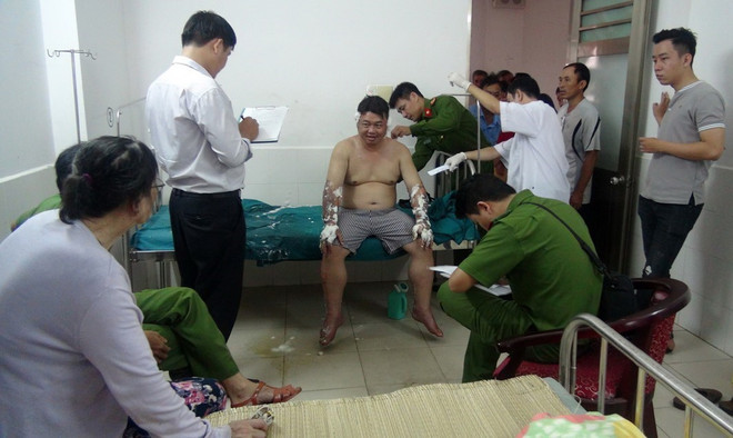 Công an thành phố Tuy Hòa và Pháp y tỉnh Phú Yên giám định thương tật trên người anh Huy. (Ảnh: Xuân Triệu/TTXVN) Bắt đối tượng ném chai xăng khiến một người bị bỏng nặng ảnh 1