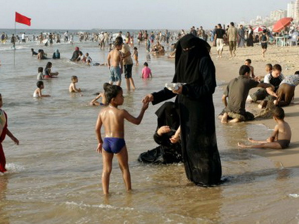 Italy không cấm trang phục bơi burkini của tín đồ Hồi giáo ảnh 1