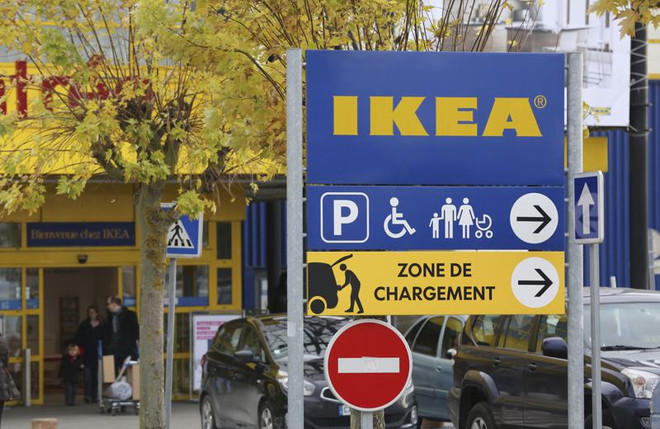 Tòa án ở Pháp đã tuyên phạt tập đoàn bán lẻ nội thất IKEA 1 triệu euro. (Nguồn: apnews.com) IKEA chi nhánh Pháp bị phạt 1 triệu euro vì theo dõi nhân viên ảnh 1