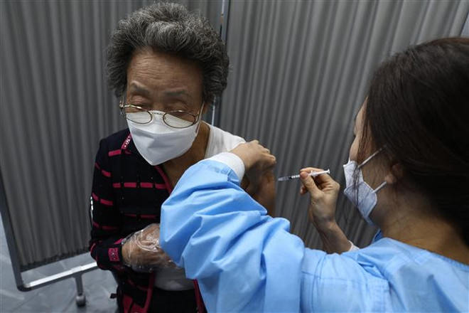Tiêm vaccine ngừa COVID-19 tại Seoul, Hàn Quốc, ngày 1/4/2021. (Ảnh: AFP/TTXVN) Dịch COVID-19: Hàn Quốc lên kế hoạch nới lỏng giãn cách xã hội ảnh 1