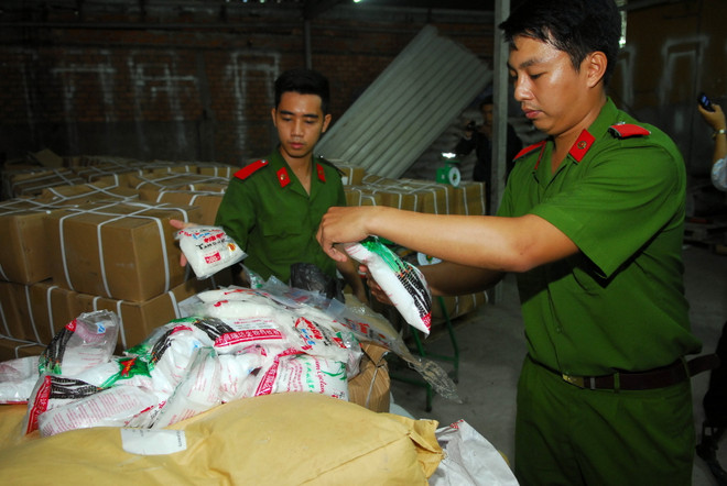 Phát hiện 5 tấn đường hóa học, chất tạo ngọt xuất xứ Trung Quốc ảnh 1