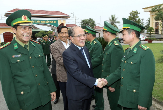 Chủ tịch Quốc hội tiếp xúc cử tri lực lượng vũ trang Hà Tĩnh ảnh 1
