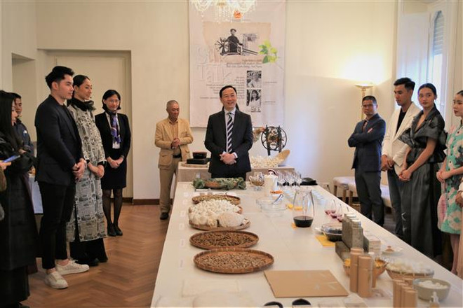 Tơ lụa Việt Nam hoàn toàn chinh phục bạn bè quốc tế tại Italy ảnh 1