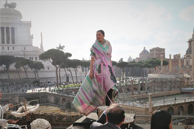 Tơ lụa Việt Nam hoàn toàn chinh phục bạn bè quốc tế tại Italy ảnh 2