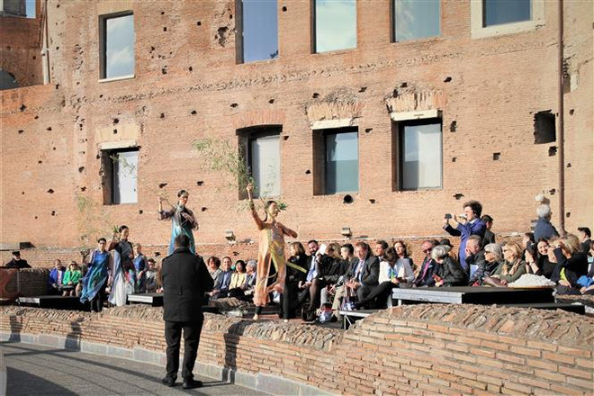 Tơ lụa Việt Nam hoàn toàn chinh phục bạn bè quốc tế tại Italy ảnh 4