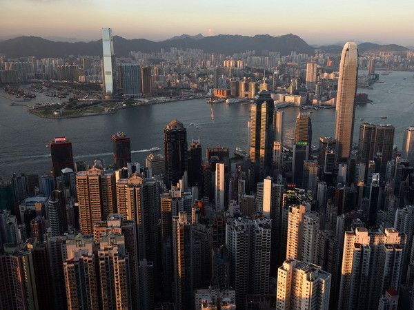 Toàn cảnh Cảng Harbour với các tòa nhà cao tầng ở Hong Kong. (Nguồn: AFP/TTXVN) Hong Kong tiếp tục là nền kinh tế tự do nhất thế giới ảnh 1