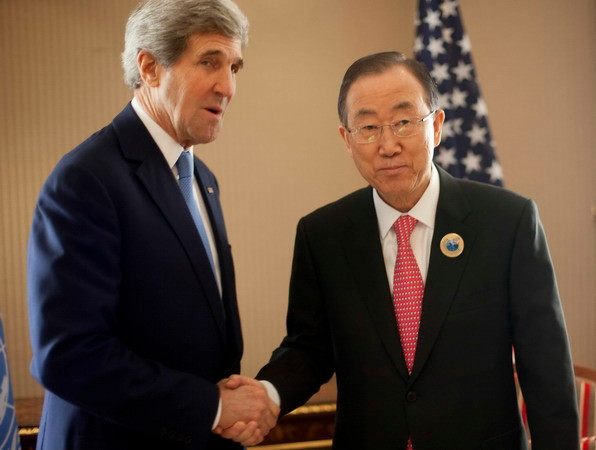 Tổng thư ký LHQ Ban Ki-moon (phải) và Ngoại trưởng Mỹ John Kerry trước hội nghị tại Kuwait ngày 15/1. (Nguồn: AFP/TTXVN) Các nước cam kết viện trợ gần 1,3 tỷ USD cho Syria ảnh 1