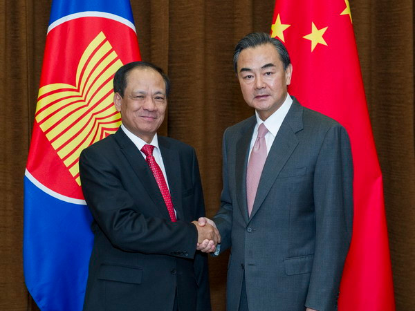 Tổng thư ký Lê Lương Minh (trái) bắt tay Ngoại trưởng Trung Quốc Vương Nghị trong chuyến thăm Trung Quốc. (Nguồn: THX/TTXVN) ASEAN muốn Trung Quốc tăng đầu tư vào khu vực ảnh 1