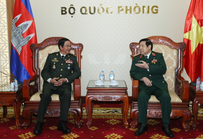 Bộ trưởng Quốc phòng tiếp đoàn Hội Cựu chiến binh Campuchia ảnh 1