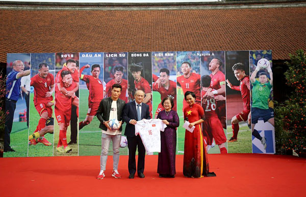 Tiếp nhận chiếc áo, quả bóng có chữ ký của các tuyển thủ Việt Nam ảnh 1