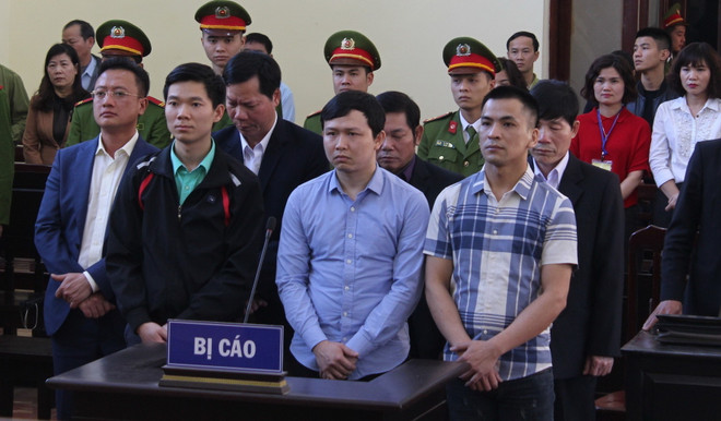 Các bị cáo nghe Hội đồng xét xử tuyên án. (Ảnh: Vũ Hà/TTXVN) Vụ sự cố y khoa ở Hòa Bình: Tuyên phạt Hoàng Công Lương 42 tháng tù ảnh 1