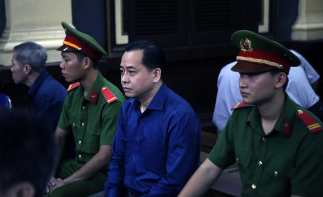 Bị cáo Phan Văn Anh Vũ (tức Vũ “nhôm”) tại phiên tòa. (Ảnh: Thành Chung/TTXVN) Xử vụ án ở Ngân hàng Đông Á: Vũ “nhôm” nộp thêm hơn 30 tỷ đồng ảnh 1