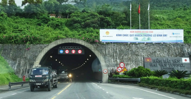 Hai ôtô đầu kéo đâm nhau trong hầm Hải Vân gây ách tắc nghiêm trọng ảnh 1