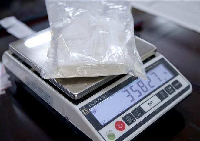 Hòa Bình: Bắt quả tang cặp vợ chồng mua bán trái phép hai bánh heroin ảnh 1