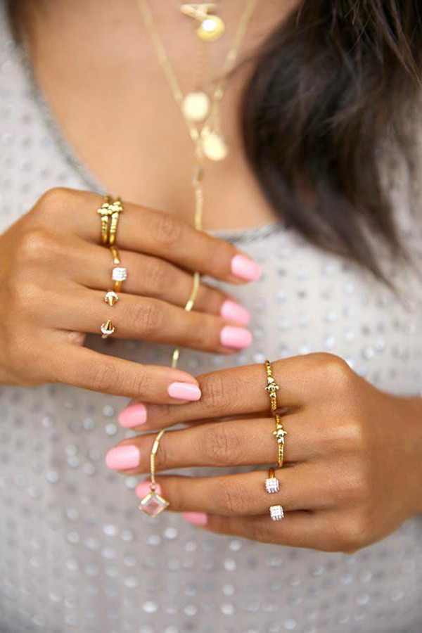 Cách kết hợp nhẫn để tạo nên những bộ phụ kiện ấn tượng ảnh 1