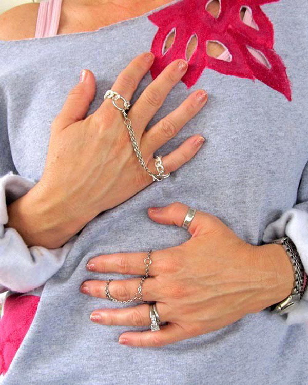 Cách kết hợp nhẫn để tạo nên những bộ phụ kiện ấn tượng ảnh 6