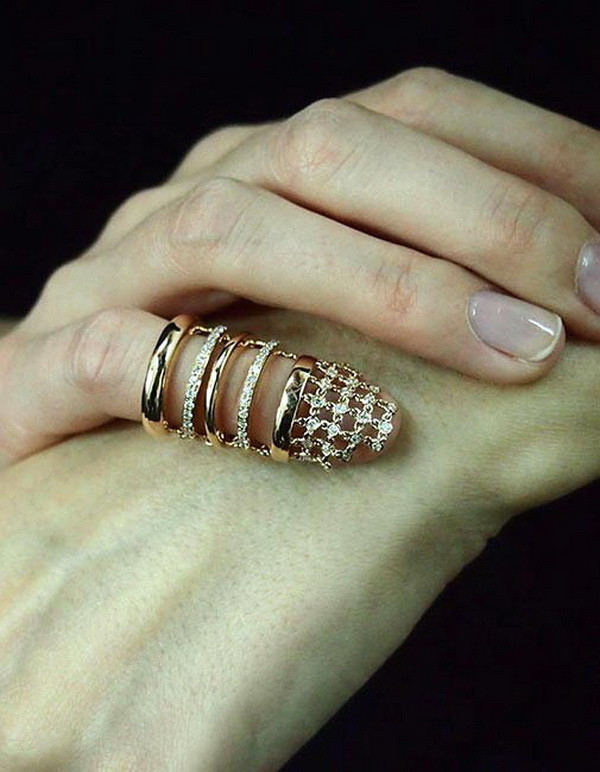 Cách kết hợp nhẫn để tạo nên những bộ phụ kiện ấn tượng ảnh 3