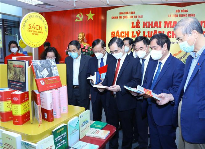 Trưng bày "Sách Lý luận chính trị 1/4 thế kỷ" tại Nhà Xuất bản Sự thật ảnh 1
