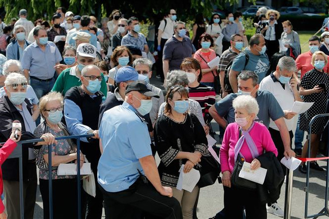 Nhiều nước Đông Âu cần cân nhắc áp đặt trở lại các hạn chế phòng dịch ảnh 1