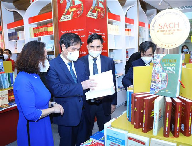 Trưng bày "Sách Lý luận chính trị 1/4 thế kỷ" tại Nhà Xuất bản Sự thật ảnh 2