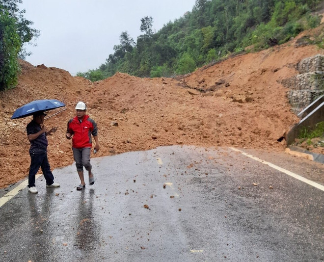 Đèo Khánh Lê sạt lở, giao thông Nha Trang-Đà Lạt bị ách tắc ảnh 1