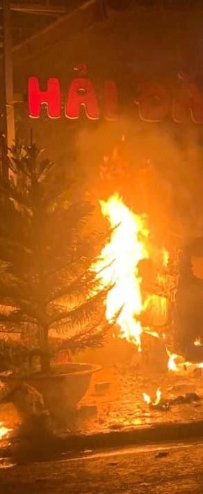 Đồng Nai: Cháy xe ôtô nghi bị đối tượng lạ mặt ném bom xăng ảnh 3