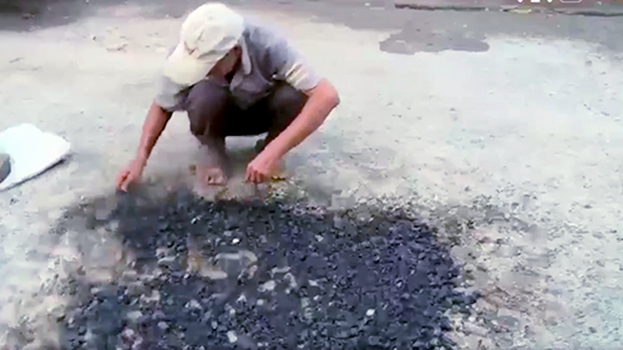 Ông lão 80 tuổi hàng ngày đi vá "ổ gà" trên đường ở An Giang ảnh 1