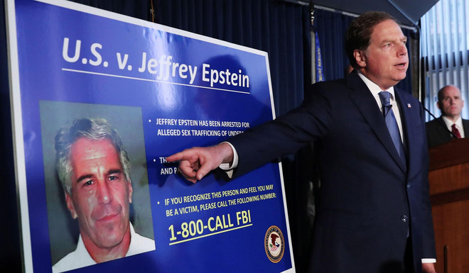 Geoffrey Berman, Công tố viên quận phía Nam New York, chỉ vào một bức ảnh của Jeffrey Epstein khi tuyên bố nhà tài phiệt về tội mại dâm trẻ vị thành niên. (Nguồn: Reuters) Tỷ phú Jeffrey Epstein bị cáo buộc tổ chức mại dâm trẻ vị thành niên ảnh 1