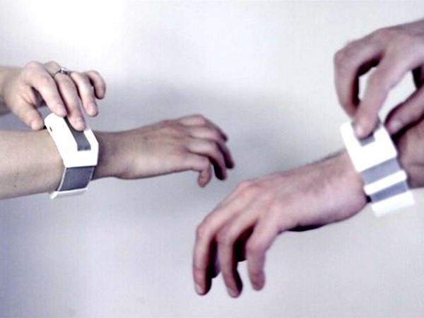 Intel phát triển thiết bị đeo tay hỗ trợ điều trị bệnh Parkinson ảnh 1