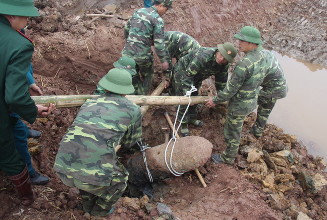Lực lượng công binh tiến hành trục vớt quả bom nằm sâu dưới lòng đất. (Ảnh: Mai Ngoan/TTXVN) Phát hiện và trục vớt thành công quả bom nặng 450kg ở Hưng Yên ảnh 1