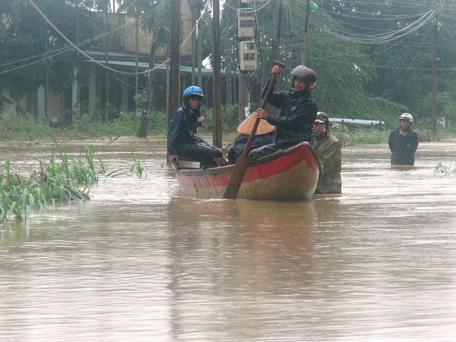 Người dân Quảng Ngãi "vật lộn" với mưa lũ, nhiều vùng bị chia cắt ảnh 1