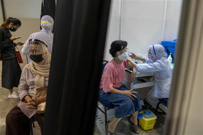 Tiêm chủng vaccine ngừa COVID-19 tại Kuala Lumpur, Malaysia, ngày 31/5/2021. (Ảnh: THX/TTXVN) Malaysia: Số bệnh nhân COVID-19 phải chăm sóc đặc biệt cao kỷ lục ảnh 1