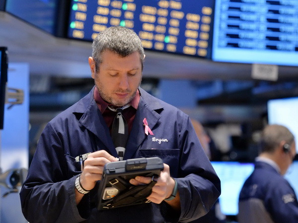 Chứng khoán mất điểm vì kinh tế yếu kém từ Trung, Nhật ảnh 1