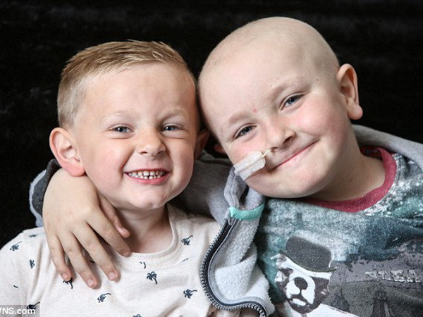 Bệnh nhi ung thư 7 tuổi được em trai 3 tuổi hiến tủy ảnh 1